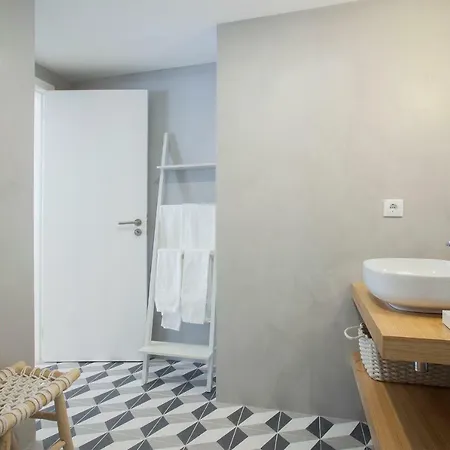 Liiiving In | Downtown Luxury * Porto